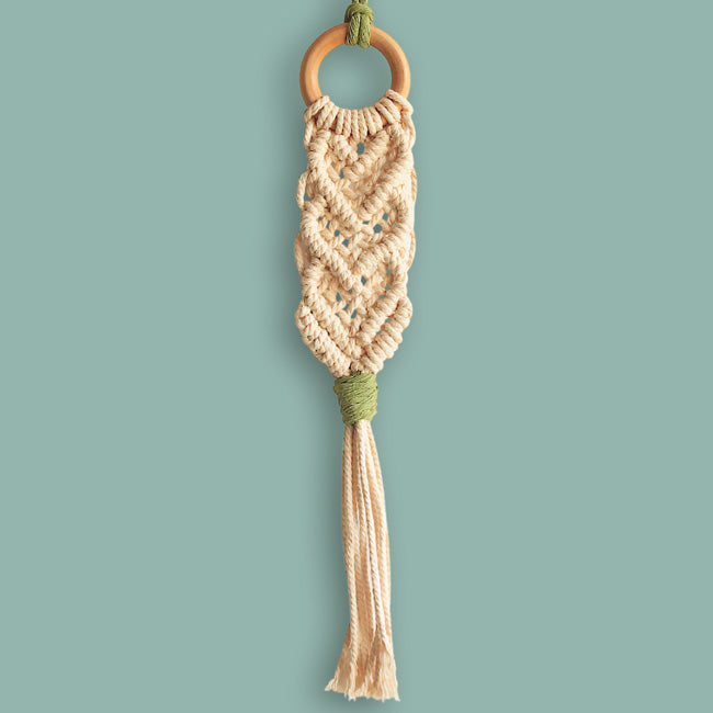 Mini tenture murale en macramé « Cœurs tissés »